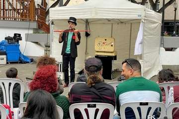 Don Garabato sortea la lluvia para hacer reír a los niños de Telde/FJS Fotografía.